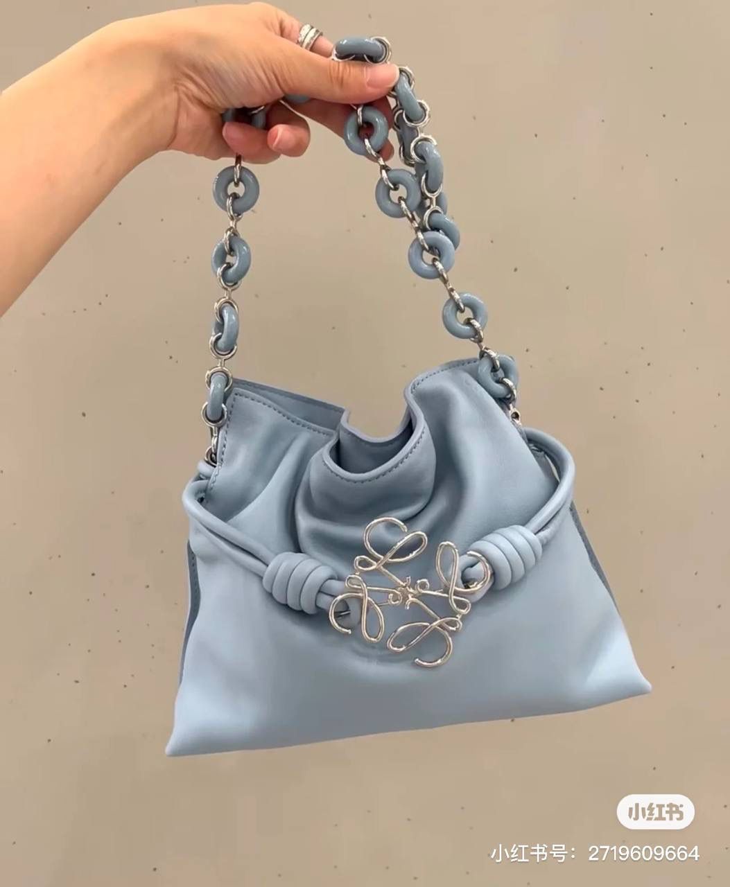 Flamenco clutch-NEW ✦迷你✦ 尺寸：𝟐𝟐.𝟓-𝟏𝟖-𝟗𝐜𝐦 型号：052030灰蓝色 ❤️mini flamenco clutch bag 可手拿亦可优雅斜挎 云朵般温暖亦轻盈的造型如此简单，💯耐看💯不会out的款式！ ❤️包袋采用进口小牛皮，手感如羊皮般细腻柔软，却比羊皮更加结实耐用，麂皮内衬 ❤️品牌标志性绳结设计，收紧袋口就是小福袋造型，超Q，看着不大实际超会装😇