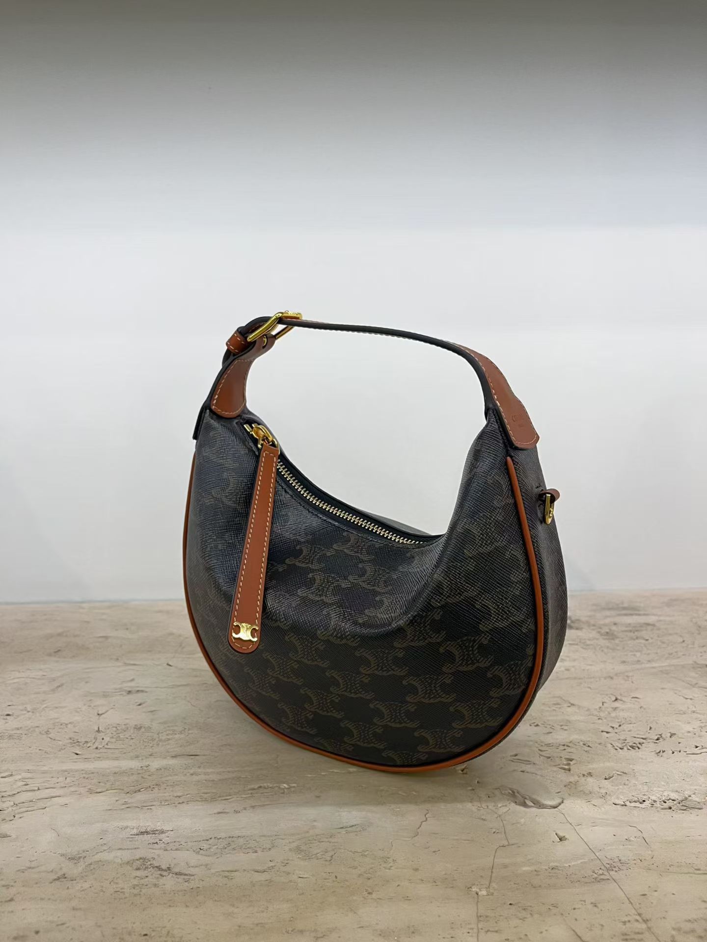 預購 💫💫💫 Celine 專櫃 Lulu teen. Bag 老花 21x24x5cm