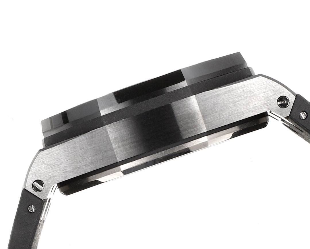 表盘以爱彼经典的大格纹为背景，一个个层次分明的方格排列，经过完美的打磨，将尽善尽美体现得淋漓尽致。三点位的日历表盘，在蓝宝石玻璃凹透镜的作用下，TPE扩大效果与原版一般无二。每一根大小表针，无论从各个角度来看都没有出现毛刺现象，这一点解决了大部分强迫症表友一直存在的烦恼！刻度与表针中间部位都采用瑞士进口夜光粉，每一个个体都做到手工填充，均匀饱满度是机器填充远远比拟不了的，亮度与发光颜色与原版几乎一致！机芯方面采用7750改3126的计时机芯，十二位的小秒，六点位和九点位的12小时计时与30分钟计时，完美的还原了原版的所有功能，经过JJF团队的精密打磨，大大提升了7750基础机芯的稳定性，缓解了一直以来计时机芯款式空有其表的尴尬现象！做到无可挑剔，堪称天花板级别，欢迎广大表友品鉴！💯🔥