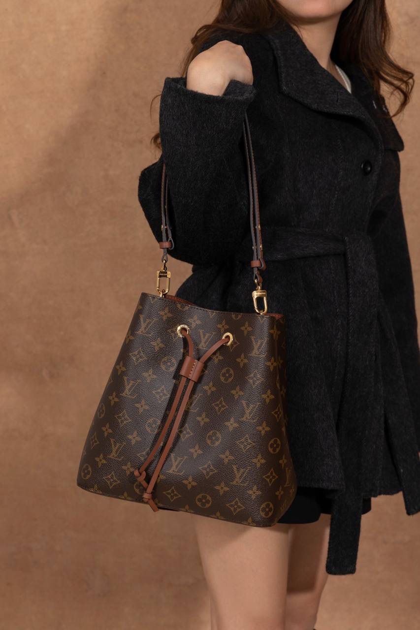 LV NÉONOÉ 水桶包 👜✨ 这款真的是经典中的经典，很多人第一只 LV 都选它！！ Size：26 × 26 × 17.5 cm，容量很可以，日常东西统统装得下～ 水桶包原型来自 1932 年的香槟袋， 经典又耐看，不分年纪，背起来都很有感觉。 又能装、又好搭，休闲穿、正式穿都 OK， 属于那种越背越喜欢、怎么都不会过时的款 💖