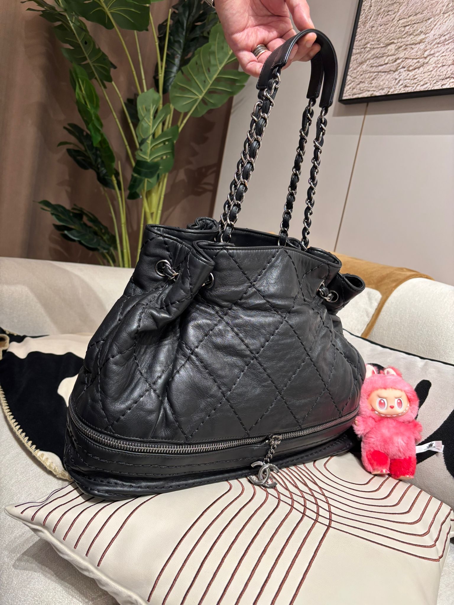 Chanel Shoulder Bag 黑色牛皮銀扣100%Authentic, 98%New ✅11Card ✅Dust bag