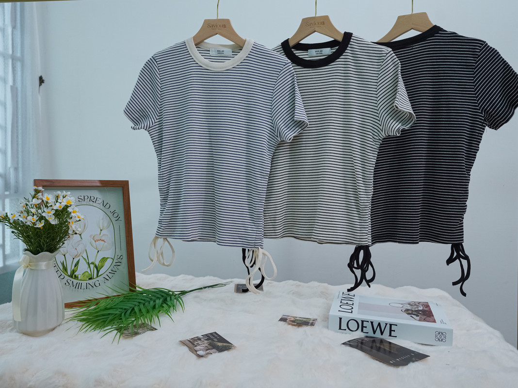 Striped Tee with Side Drawstring Detail‖ 侧抽绳设计感条纹T恤 KR0143442