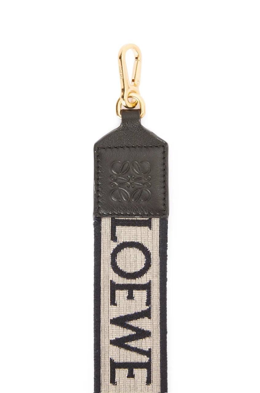 【黑/金尊享版】 —全新升级肩带出货啦❤️ 👉🏻独家进口机器，全新升级刺绣，无限接近砖贵𝙕𝙋👍 👉🏻满配Anagram图案，一条肩带，用途多多😀 长度：𝟗𝟗-𝟒𝐜𝐦 编码：182323 颜色：黑/金