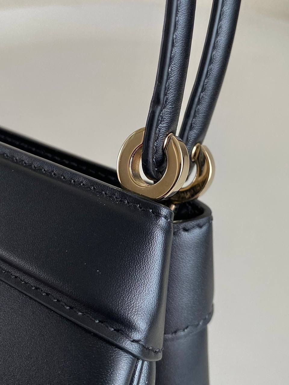 🈶 黑色中号 𝗗𝗜𝗢𝗥 𝗞𝗲𝘆手袋/腋下包 啊啊啊贵妇们还没买的都看过来 如此复古法式浪漫的包一定要拎在你手上 首批即出即断！都在翻单再翻单了！！ 早已大火全网时髦界，没有人不爱啊 独特的梯形包身➕细长手柄，优雅高贵 它的悬锁更是绝绝子，两个尺寸可选 小个子女生也可放心的冲大号 日常通勤什么大场合都能给你冲锋 拿捏得恰到好处，找不出一处缺点地方 真是把复古风玩得明明白白，美死了！！ 中号：27×16.5×13.5cm，#6098m 小号：22x12.5x12cm