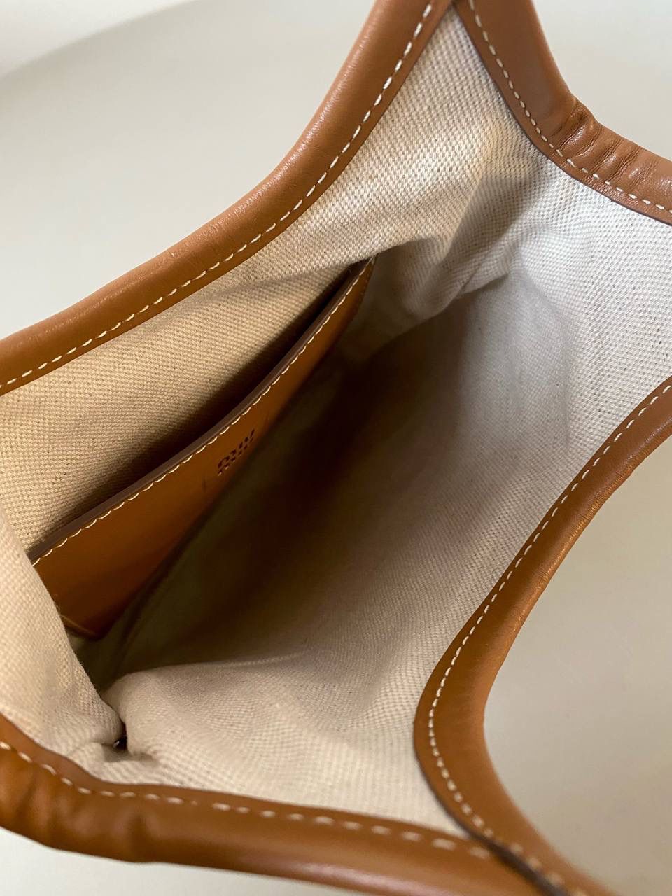 🈶干邑色 𝗠𝗶𝘂𝗠𝗶𝘂托特 缩小版的ivy来噜 真的是除了可爱还是可爱！ 感觉谁背都是萌萌哒hahaha～ 这种siza就不挑身高了，没有局限 还有肩带，除了手拿斜挎也巨好看 容量小包里算不错的了，日常外出足够，能放pro max 20×24cm #F0110m