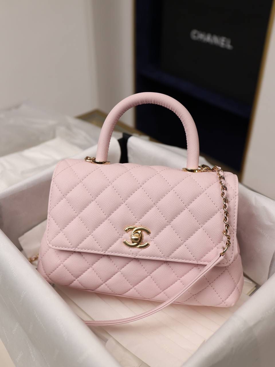 新coco handle小号粉色荔枝纹💞👜 已出货！和CF一个渠道的尾单货，拿过的都不用多介绍啦！新款驾到！独家渠道货！ 尺寸:14 X 24 X 10cm