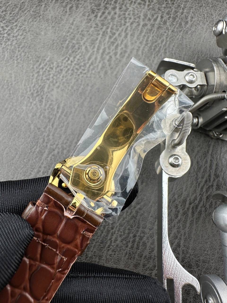 【铁划银钩 苍劲有力】高颜值新品墙裂推荐 精湛的工艺！ 年度最佳典藏之作——百达.翡丽古典超级复杂多功能 万年历功能腕表 团队历时两年多精心设计，不计成本，敢为人先，力求完美，克服重重难关，突破多层技术瓶颈，机芯型号为CH 29-535 升级版，质量稳定！ 【表带】经典意大利小牛皮表带，纹路清晰，质感好。搭配圈市面最顶级的百达翡丽灯笼表扣，通用原装无压力。 优雅的Calatrava雕花表壳极具个性，42毫米的表径适配大众男性手寸，非常商务可亦休闲。