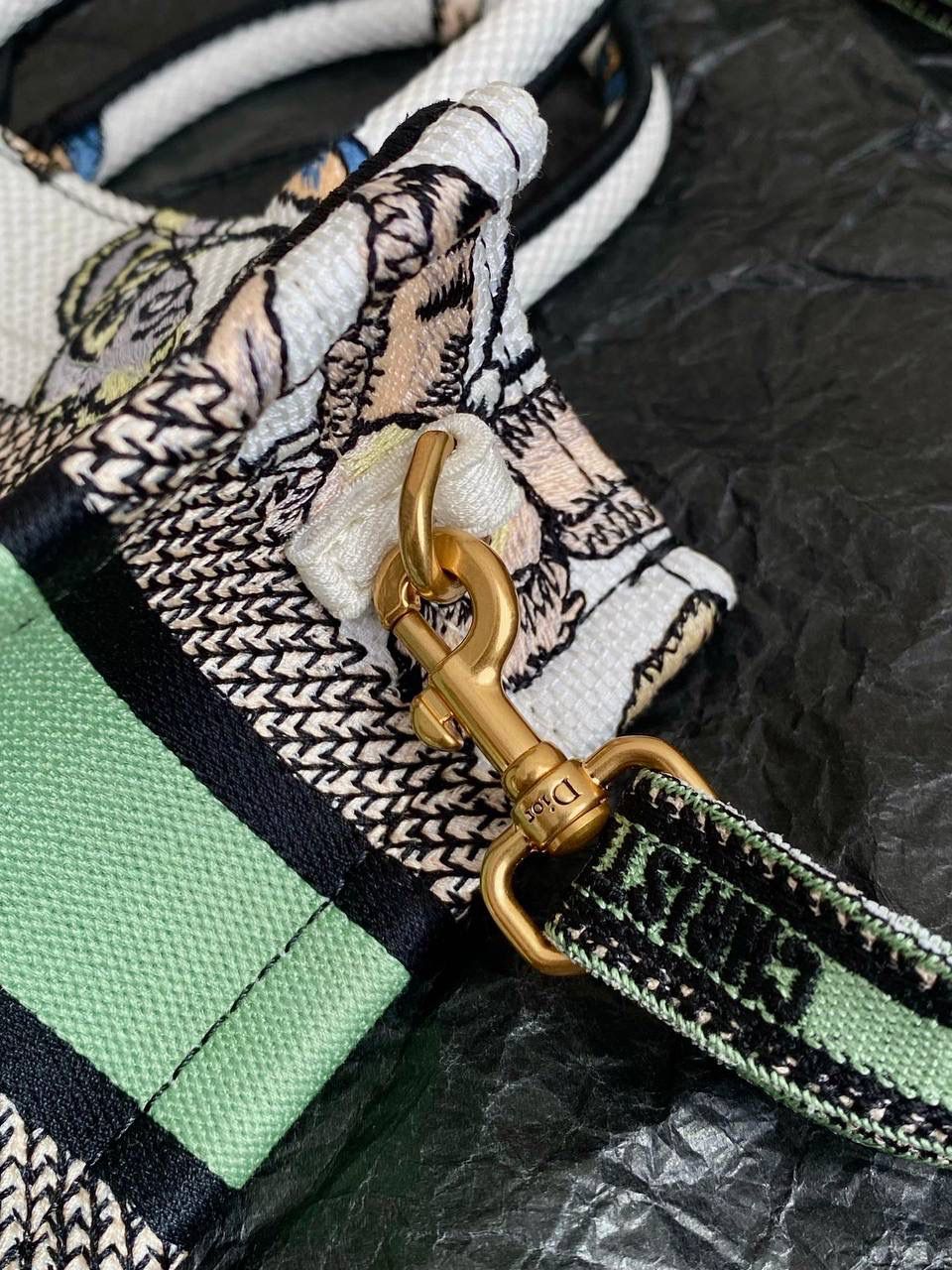 🈶绿色蝴蝶迷你 𝗖𝗗 𝗕𝗼𝗼𝗸 𝗧𝗼𝘁𝗲 24圣诞限定🎄 圣诞季这一波𝗗𝗜𝗢𝗥真的稳赢 浪漫的蝴蝶刺绣 象征着自由和转变 高级的配色 精致的造型与细节设计，无不透露出一种温柔而魔法般的美感🎀 呜呜真的太好看了，姐妹们必冲！ 21.5×13×7.5cm