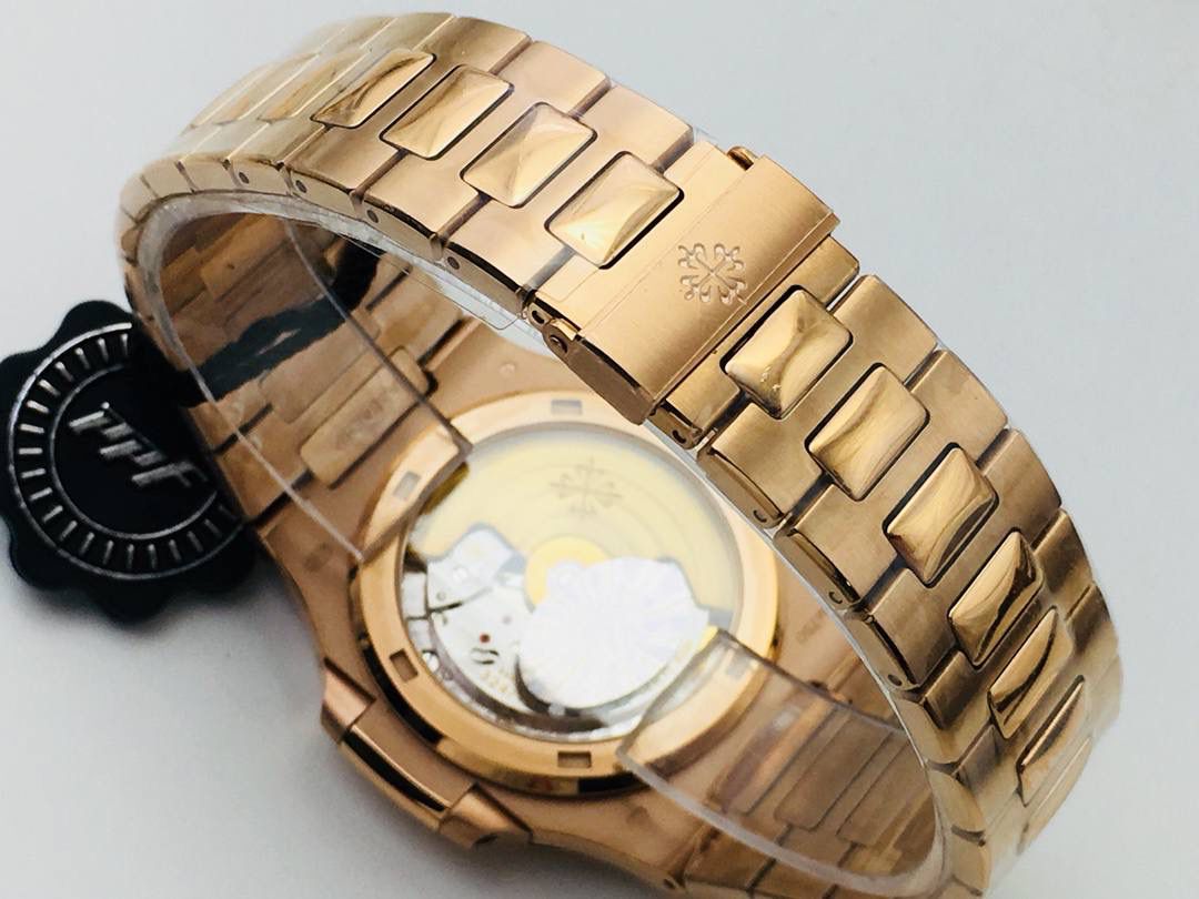 百达 翡丽 璀璨方钻亮相了[色]第一款真正意义上的超级鹦鹉螺，震撼来袭！ 1⃣️全新修正的不锈钢表带，铰链部分根据真正的百达 翡丽鹦鹉螺不锈钢表带拆解开发，和正品一致的贴合效果，逆袭之前所有副本！ 2⃣️铰链开合角度和正品一致，锁毕声音和正品相同！ 3⃣️重点指出此次V4版的面盘在采用与真品一致的覆荧光涂层金质立体时标，特别突出的“蓝魅”面无限接近原版！ 4⃣️机芯方面是全新订制的修正版的一体芯Cal.324机芯，是目前唯一做到机芯的钢印与正品一样的雕刻工艺。