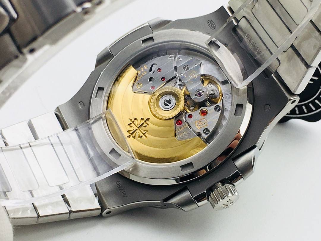 百达 翡丽 璀璨方钻亮相了[色]第一款真正意义上的超级鹦鹉螺，震撼来袭！ 1⃣️全新修正的不锈钢表带，铰链部分根据真正的百达 翡丽鹦鹉螺不锈钢表带拆解开发，和正品一致的贴合效果，逆袭之前所有副本！ 2⃣️铰链开合角度和正品一致，锁毕声音和正品相同！ 3⃣️重点指出此次V4版的面盘在采用与真品一致的覆荧光涂层金质立体时标，特别突出的“蓝魅”面无限接近原版！ 4⃣️机芯方面是全新订制的修正版的一体芯Cal.324机芯，是目前唯一做到机芯的钢印与正品一样的雕刻工艺。