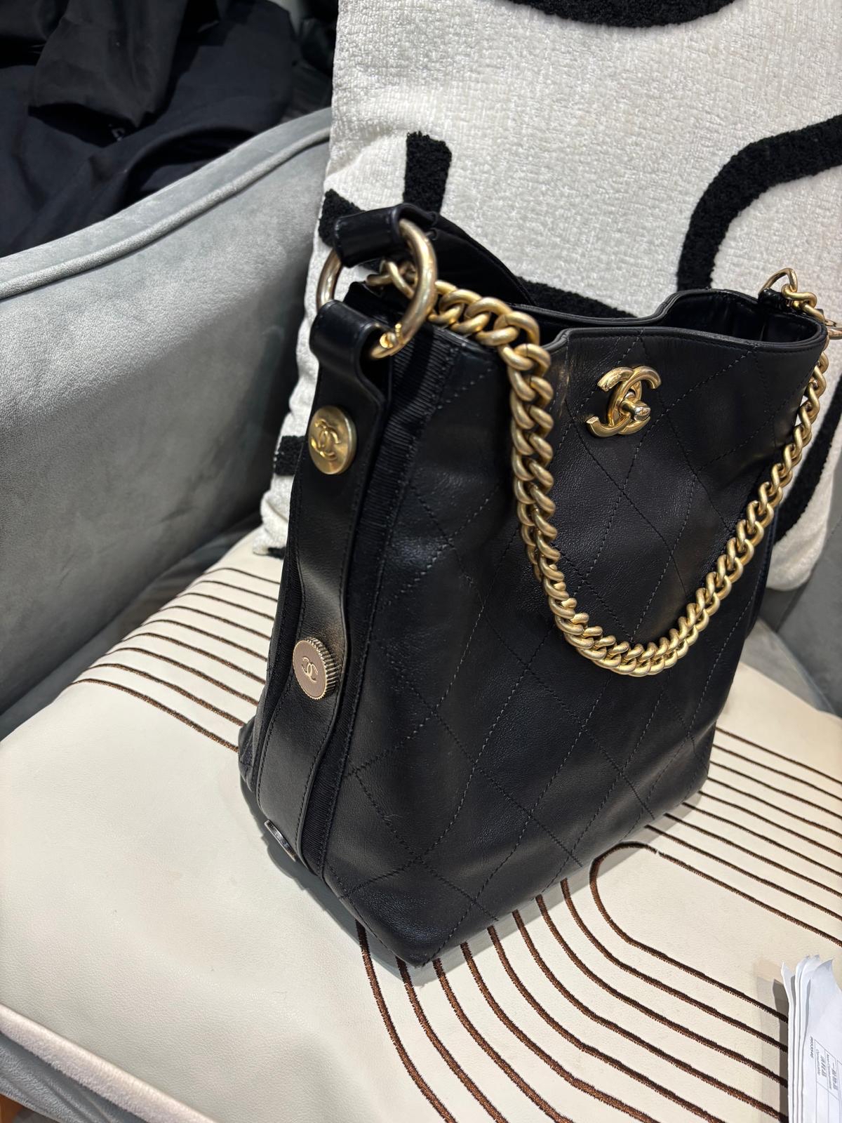Chanel Button Up Hobo Bucket bag 100%Authentic, 95%New ✅收據✅card ✅dust bag 