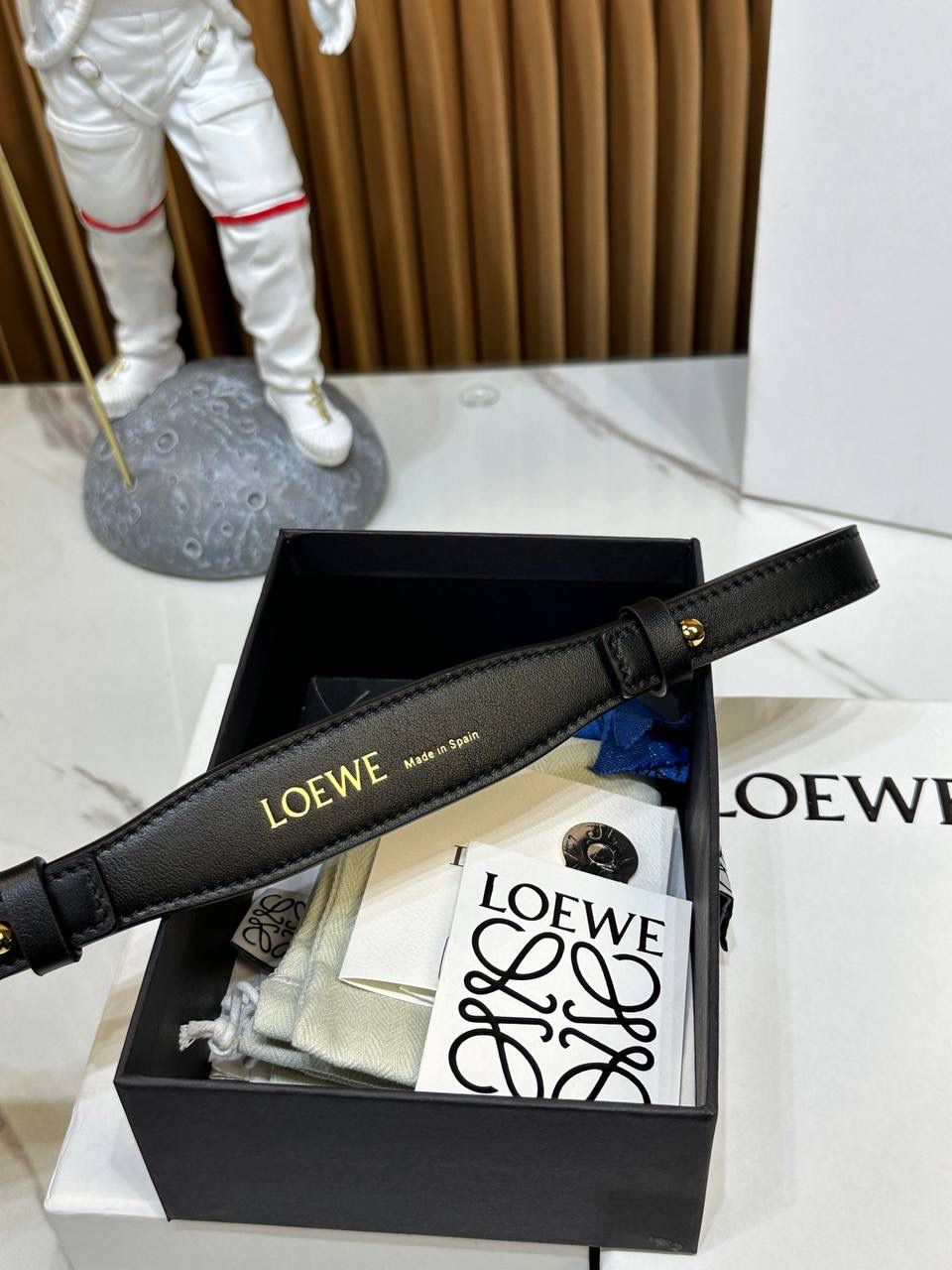 ★𝙇𝙤𝙚𝙬𝙚单配短肩带★黑色 ✅经典小牛皮制作，进口沙菲线，全铜五金。 ✅正面饰以品牌标志性烫金𝙇𝙊𝙂𝙊字体，两侧金属扣固定，🉑️做手提包使用的百搭肩带。 尺寸：55.5-2cm 编码：182323