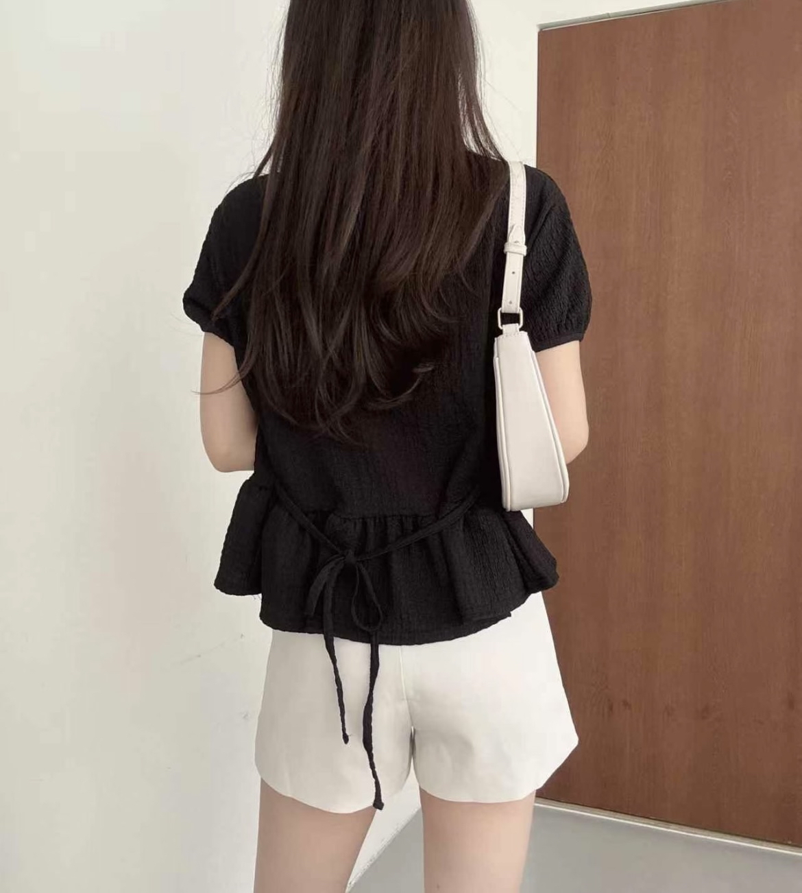 ❥ 荷 葉 擺 邊 後 綁 帶 上 衣 。 