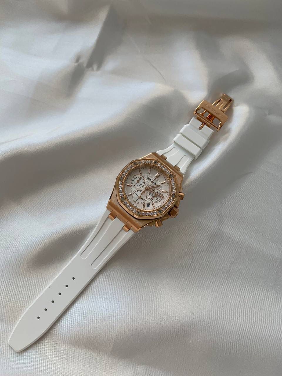 爱彼女款、小红书爆款，喜欢大表盘的女生、必备款，表盘37MM、蓝宝石防刮花玻璃，316精钢表壳、纯手工镶嵌32颗莫桑钻、搭配瑞士多功能石英机芯精准走时，表带采用进口橡胶工艺，佩戴舒适不过敏、折叠扣设计，佩戴便捷，数量有限，先到先得，多种色系，穿搭任选！