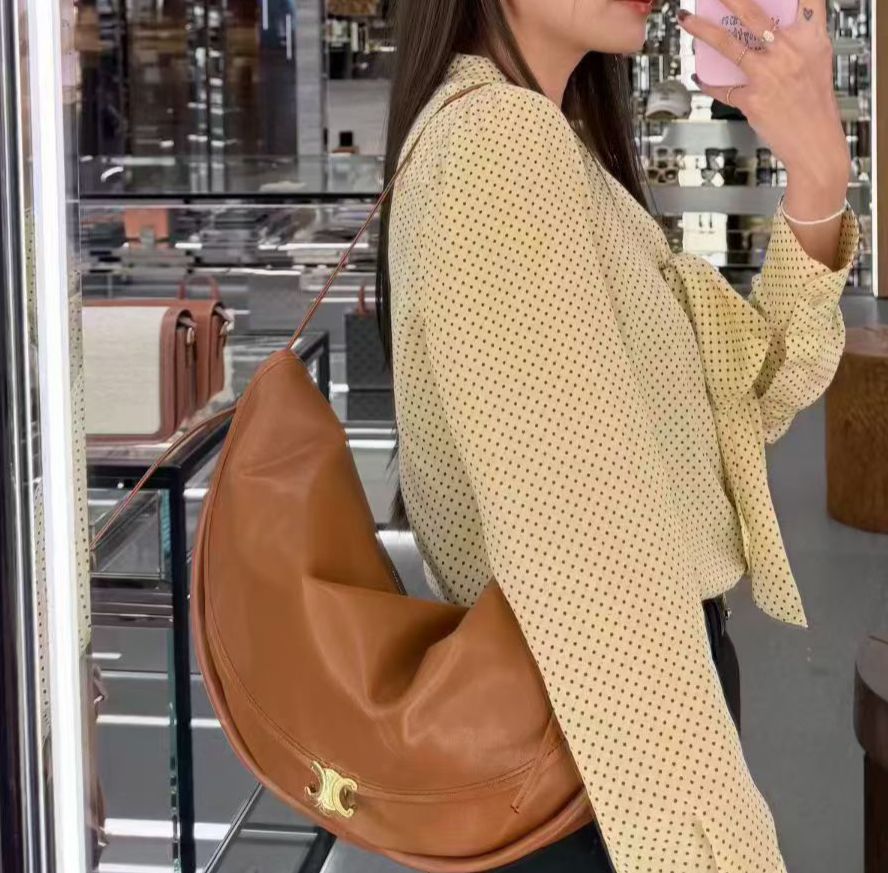 預購 💫💫💫Celine專櫃 HALFMOON SOFT TRIOMPHE 半月包 巴黎代購價