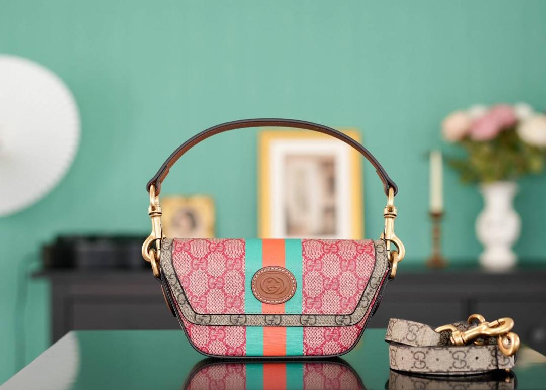 🥯新年系列GG迷你手提包 正品售价,400 GG中国新年系列烂漫色彩尽情盛放，鲜艳缤纷活泼的色彩彰显春日热情， 简约的梯形设计，丰富的色彩搭配，可轻松驾驭不同造型～ 官方款号 723762 尺寸：13-18（最宽处）x 10x 4.5cm