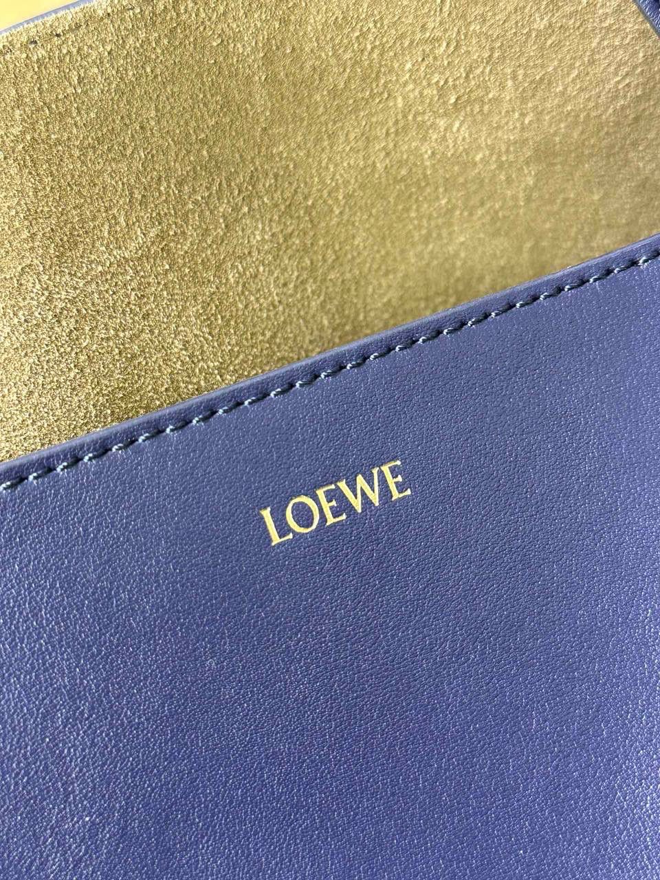 *𝐏𝐮𝐳𝐳𝐥𝐞 𝐅𝐨𝐥𝐝折叠手袋👜*（深邃蓝） ——全新【𝗡𝗘𝗪】升级‼️ 延续经典𝙋𝙪𝙯𝙯𝙡𝙚的标志性几何裁剪设计，新晋顶流🅰️𝙋𝙪𝙯𝙯𝙡𝙚 𝙁𝙤𝙡𝙚 𝙏𝙤𝙩𝙚以折纸包为灵感，升级成🉑完全折叠‼️的结构，立体与平面任意切换，出差旅行🧳必备单品。小牛皮材质轻且柔软，𝐌𝐢𝐧𝐢尺寸搭配一条可拆卸式肩带，手提，肩背，斜挎多样化背法✨ 尺寸：𝟐𝟓.𝟓-𝟏𝟒.𝟓-𝟑𝟏.𝟓cm 款号：052316