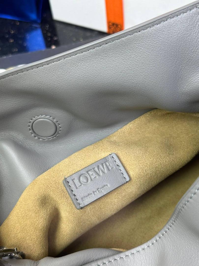 全新升级—𝙁𝙡𝙖𝙢𝙚𝙣𝙘𝙤出货啦✅ ❤️升级版福袋正面新增品牌烫金𝙇𝙤𝙜𝙤代替压印𝙇𝙤𝙜𝙤，肩带加宽同时增加两侧狗扣五金代替原本皮穿扣肩带，精致又便捷🥰 ❤️独家定制皮料五金，小牛皮皮质手感十分柔软且耐用，肩带🉑拆卸🉑调节，多种背法任你选择，容量超大，日常出行必备😍 ❤️独家品控，完全对版细节，全套礼盒🎁包装给你满满的仪式感🥰 迷你尺寸：𝟐𝟑.𝟗-𝟏𝟖-𝟗𝐜𝐦 款号：052030珍珠灰/新