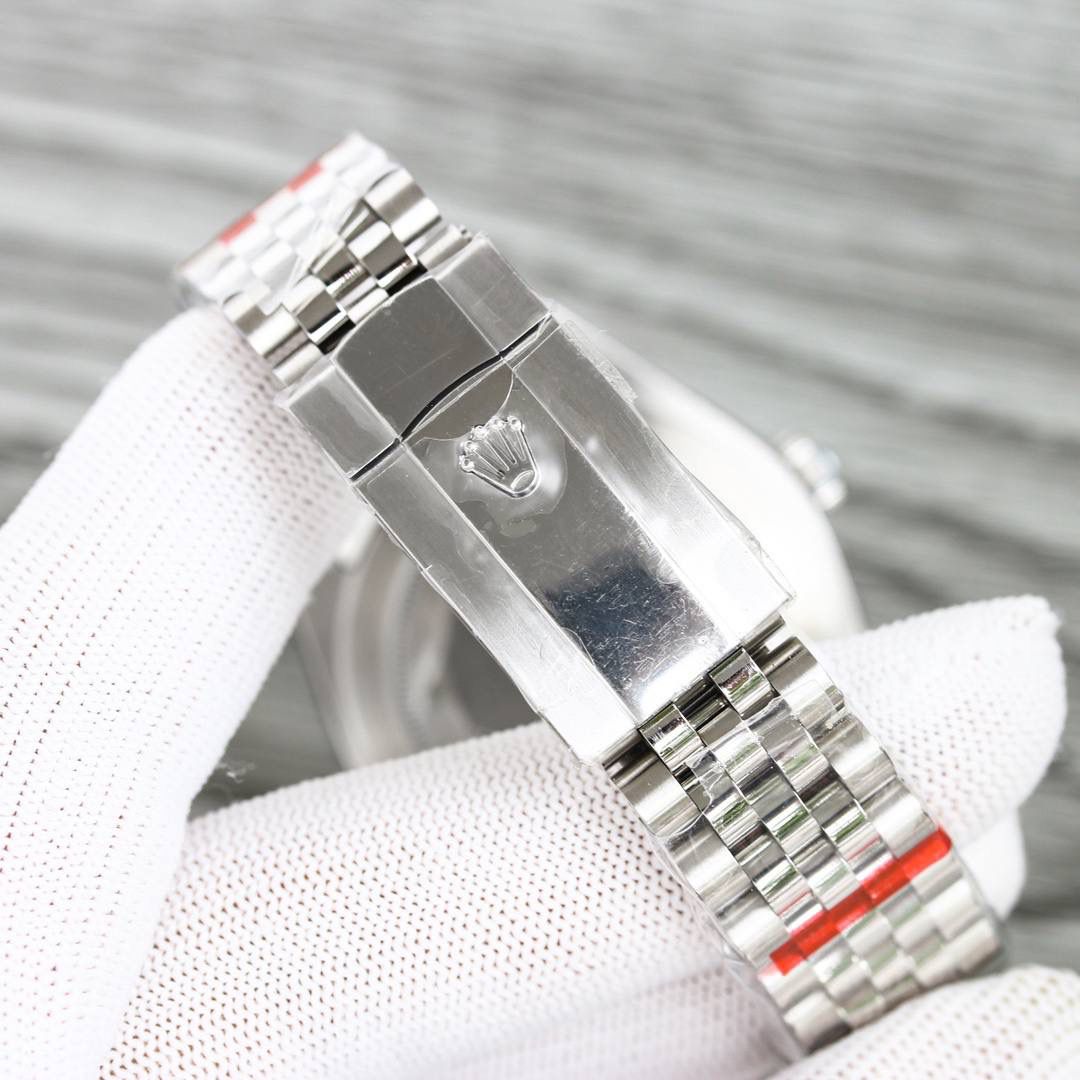 clean厂/C厂 新品 劳力士 ROLEX 41mm日志型系列， 1:搭载2836-2机械机芯，🎮 DG1 机芯及其稳定 2:整表904L精钢 /搭配clean厂钢带 3:表盘颜色无限接近原装 4:全市场唯一日历字体对版 后续1-31号挨个字体真假对比 5:唯一做到指针夜光/字钉夜光 做到同色 因为都是第三方工厂加工+自购瑞士 🎮c1+c3夜光粉 6:字钉/皇冠唛头钉 全白金电镀处理 虽然clean的款式不多 但是几乎款款均为精品 彻底解决世面上的大部分日志痛点！🎮