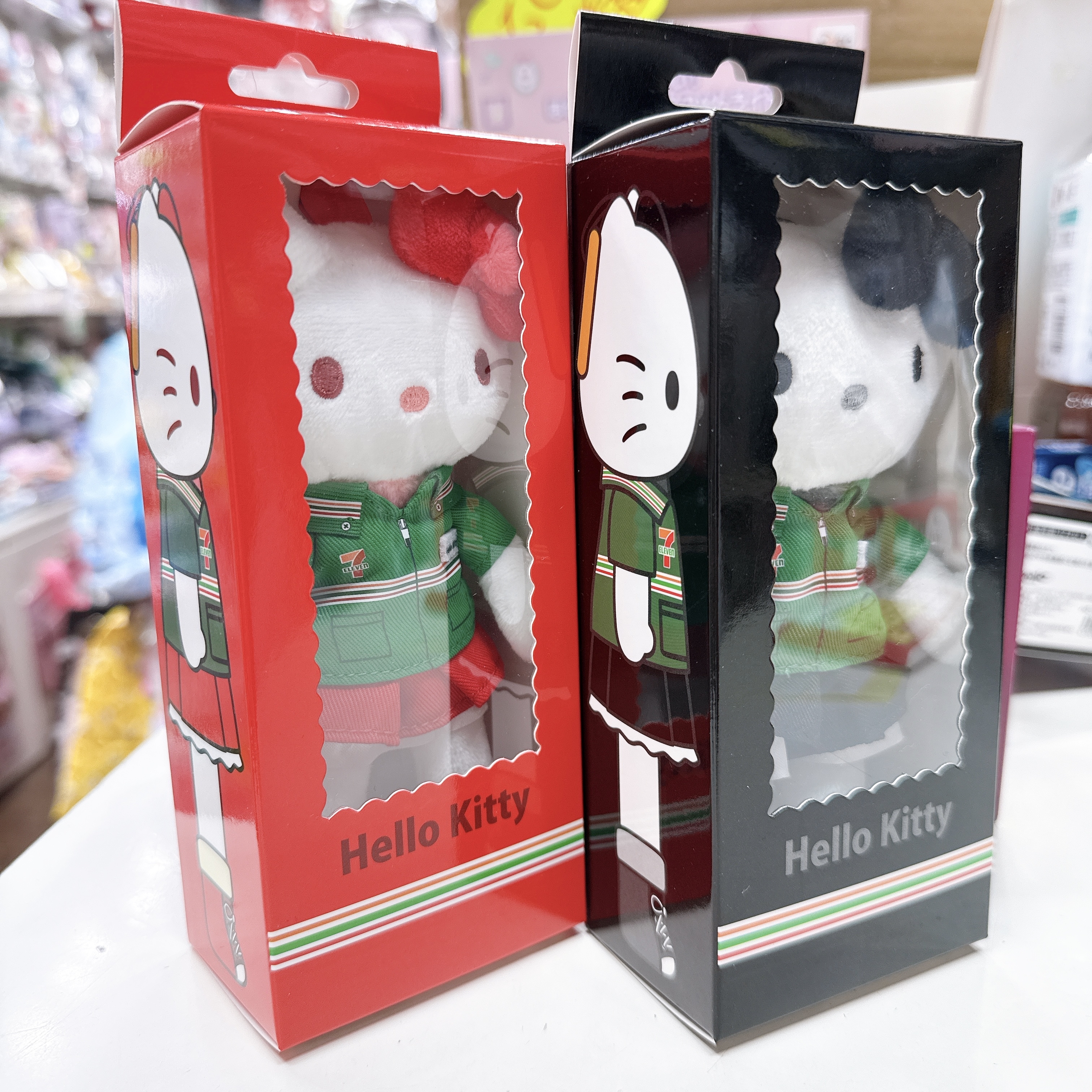 日本Hello Kitty x 7-11便利店限定員工造型👉🏻長腿公仔掛飾
