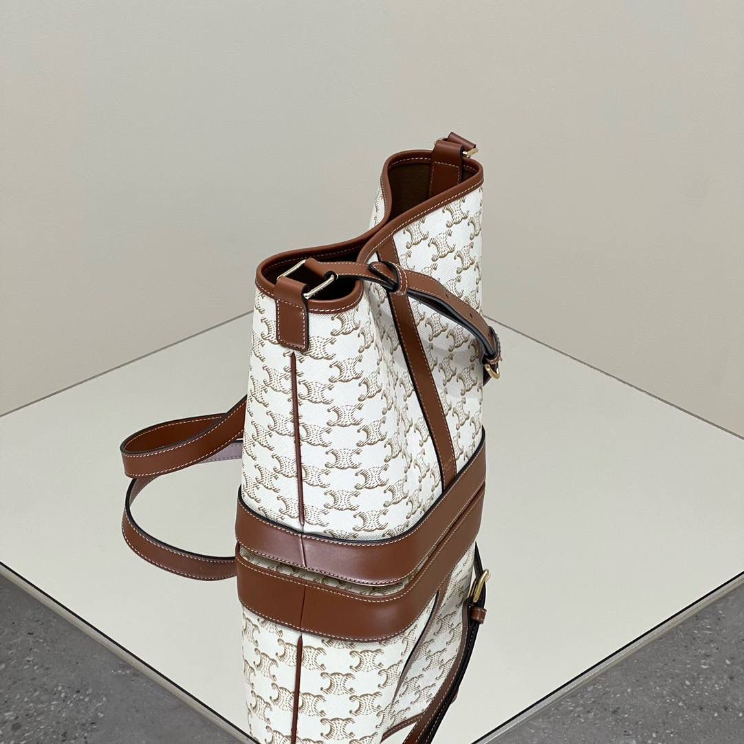 🔥大货实拍图 𝗖𝗘𝗟𝗜𝗡𝗘♥𝗧𝗥𝗜𝗢𝗠𝗣𝗛𝗘 𝗖𝗔𝗡𝗩𝗔𝗦小号水桶 型号：191442 尺寸：30*22*13cm。 小个子女生也能轻松hold住的水桶包🧡