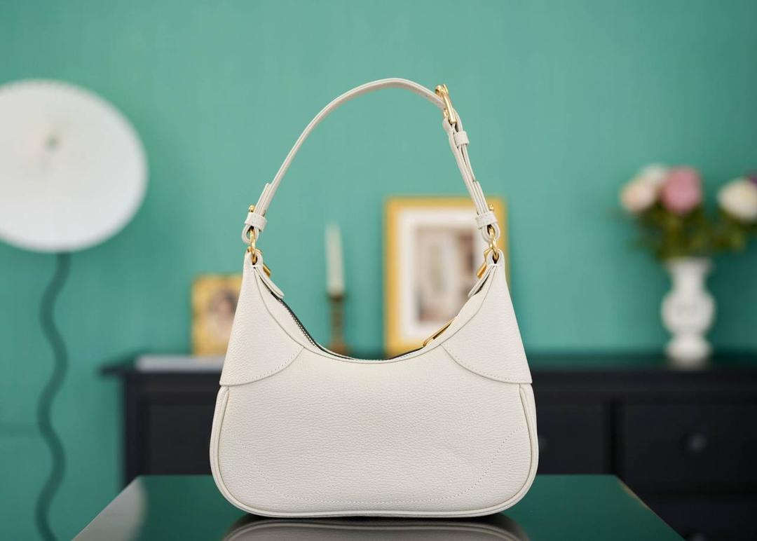 🥯Aphrodite系列小号新月造型肩背包 白色25cm 正品售价,500 复古又高级的新月造型，近期热搜新品 版型超正，实物真的超级美 山羊皮柔软但却耐造 三根肩带，实现多种背法~ 官方款号 731817 尺寸：25x 19x7cm