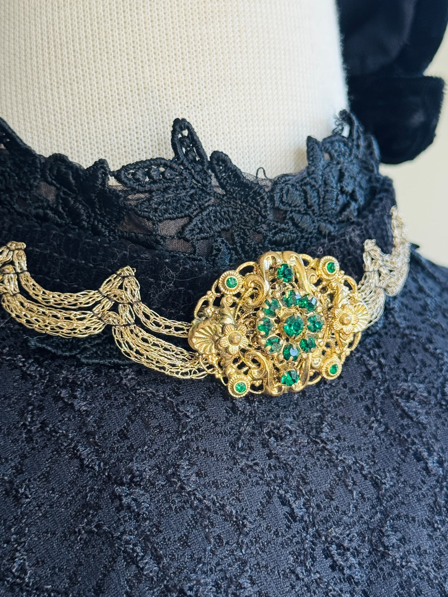  Vintage 1950s Czechoslovakian Filigree Style Green Rhinestone Brooch(NZ124)