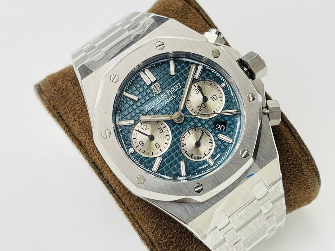 AP爱.彼皇家橡树系列26331OR多功能计时机械腕表41MM！ 1⃣️【机芯】7750改原装机芯 6字位小秒 功能与原装一致！ 2⃣️【表镜】表镜选用进口蓝宝石玻璃镜面！ 3⃣️【表壳】采用进口316精钢表壳，表壳通过拉丝和部分抛光打磨处理之后，忽明忽暗展现出精致而硬气的独特气质！ 4⃣️【头粒】头粒设计与专柜一致可以微调 佩戴更佳贴手舒适 经过多道工序的打磨和磨砂处理，终把AP特有的八角型表圈表达出棱角分明的线条！ 5⃣️【表盘】超强夜光显示，可以在任何环境下读取时间！