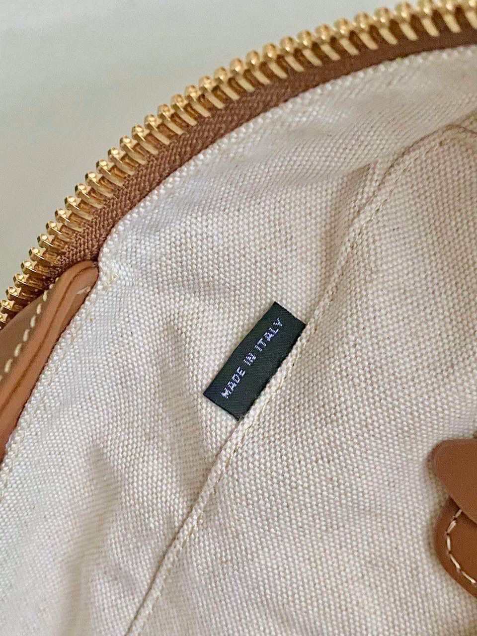 🈶帆布白 𝗠𝗶𝘂𝗠𝗶𝘂公文包 | 无肩带 爱上miu的快乐 就是不断创新 不断惊喜 公文包造型从纯色到拼皮再到帆布 每一版都能打 能爆，真的杀疯了 23×34×10cm，#F0020m