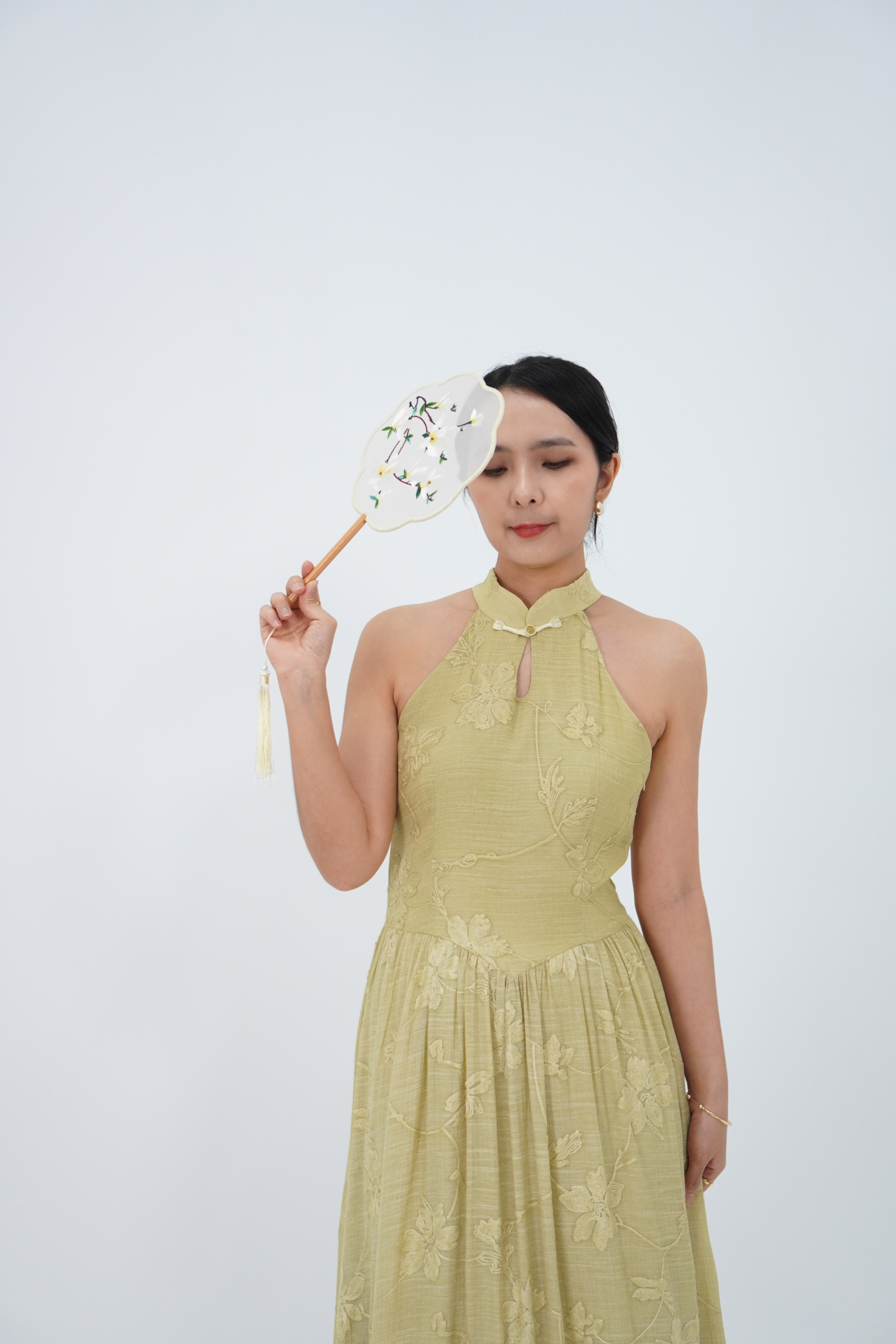 黄绿色新中式挂脖长裙