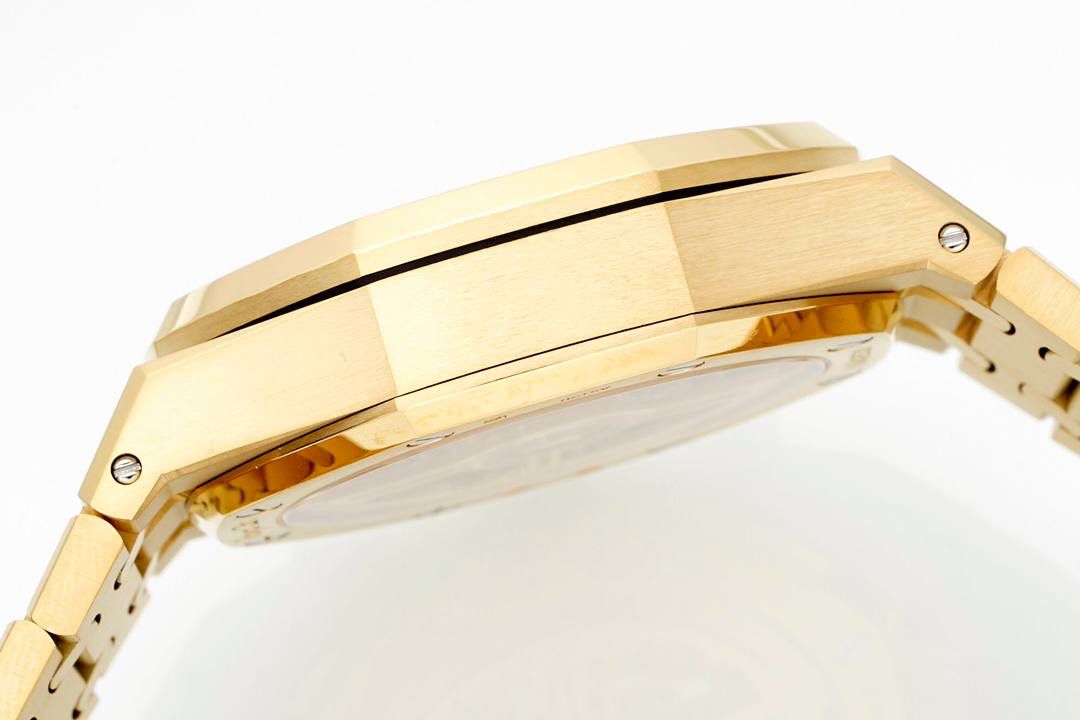 🚀新品爱彼皇家橡树系列26240系列，是一款41毫米精钢自动上链计时码表，搭载APS开发自研Calibre 4401一体机芯，具备飞返计时、小时/分钟/小秒显示及日期功能。其标志性八角形表圈配以八颗六角螺丝，搭配“Grande Tapisserie”大型格纹表盘，层次感鲜明。一体式精钢表链延续了1972年首款皇家橡树的经典设计，兼具运动与优雅。全新开发一体机芯采用导柱轮与垂直离合结构，振频28,800次/小时，与原版完全一致，动力储存约70小时，防水深度50米。AP融合高级制表工艺与前卫美学，是奢华运动腕表的典范之作。💯🔥🔥