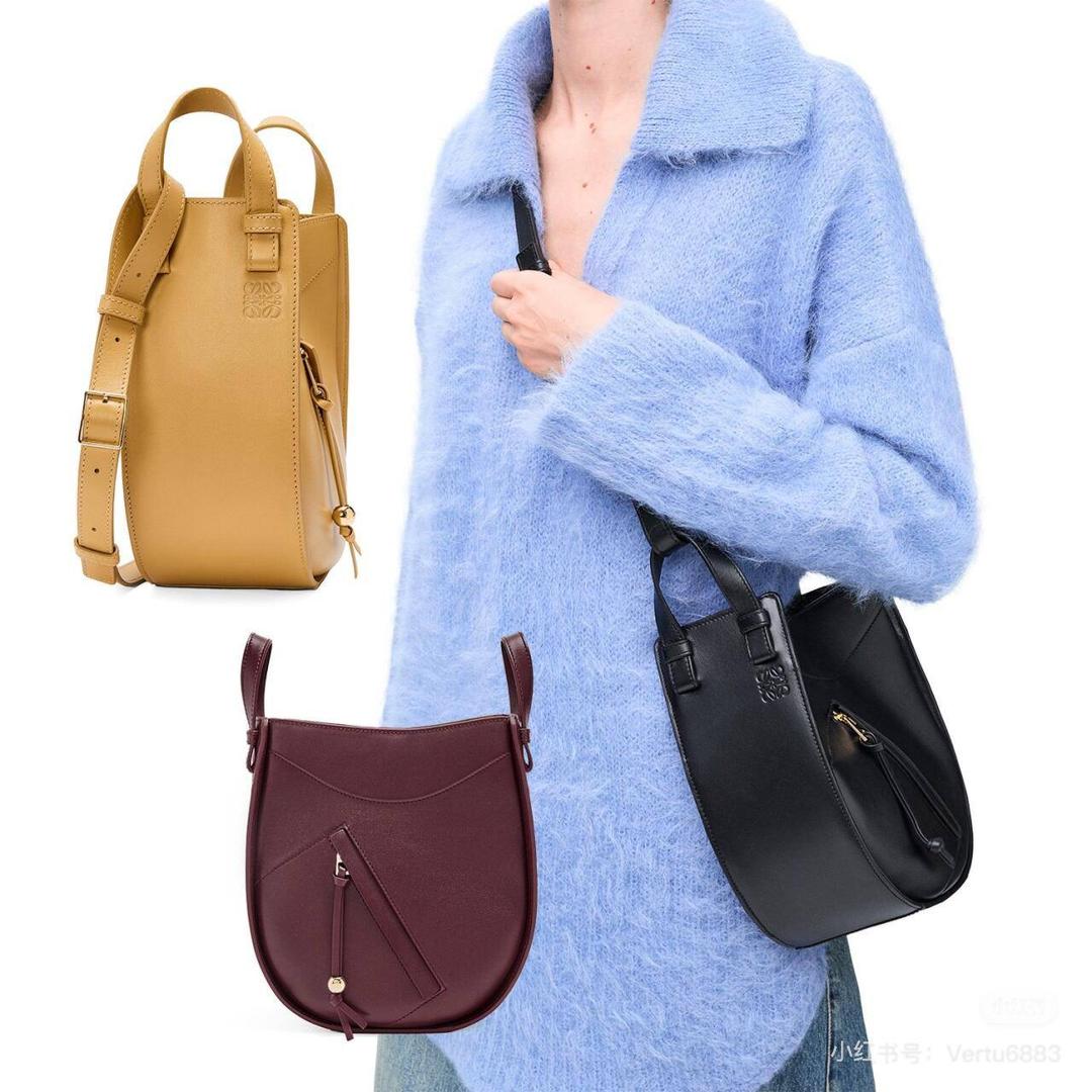 🎈新款吊床𝗛𝗮𝗺𝗺𝗼𝗰𝗸 𝗦𝗹𝗶𝗰𝗲 ——【黑色到货‼️】 尺寸：𝟮𝟭-𝟮𝟱-𝟭𝟬𝗰𝗺 编码：652407 吊床𝗛𝗮𝗺𝗺𝗼𝗰𝗸家族迎来新成员—𝗛𝗮𝗺𝗺𝗼𝗰𝗸 𝗦𝗹𝗶𝗰𝗲，新作采用细腻柔软的亮面小牛皮制作而成，重新以纤巧比例焕新演变成新造型。搭配可拆卸可调节长肩带，灵活实现多功能背法及百变风格。