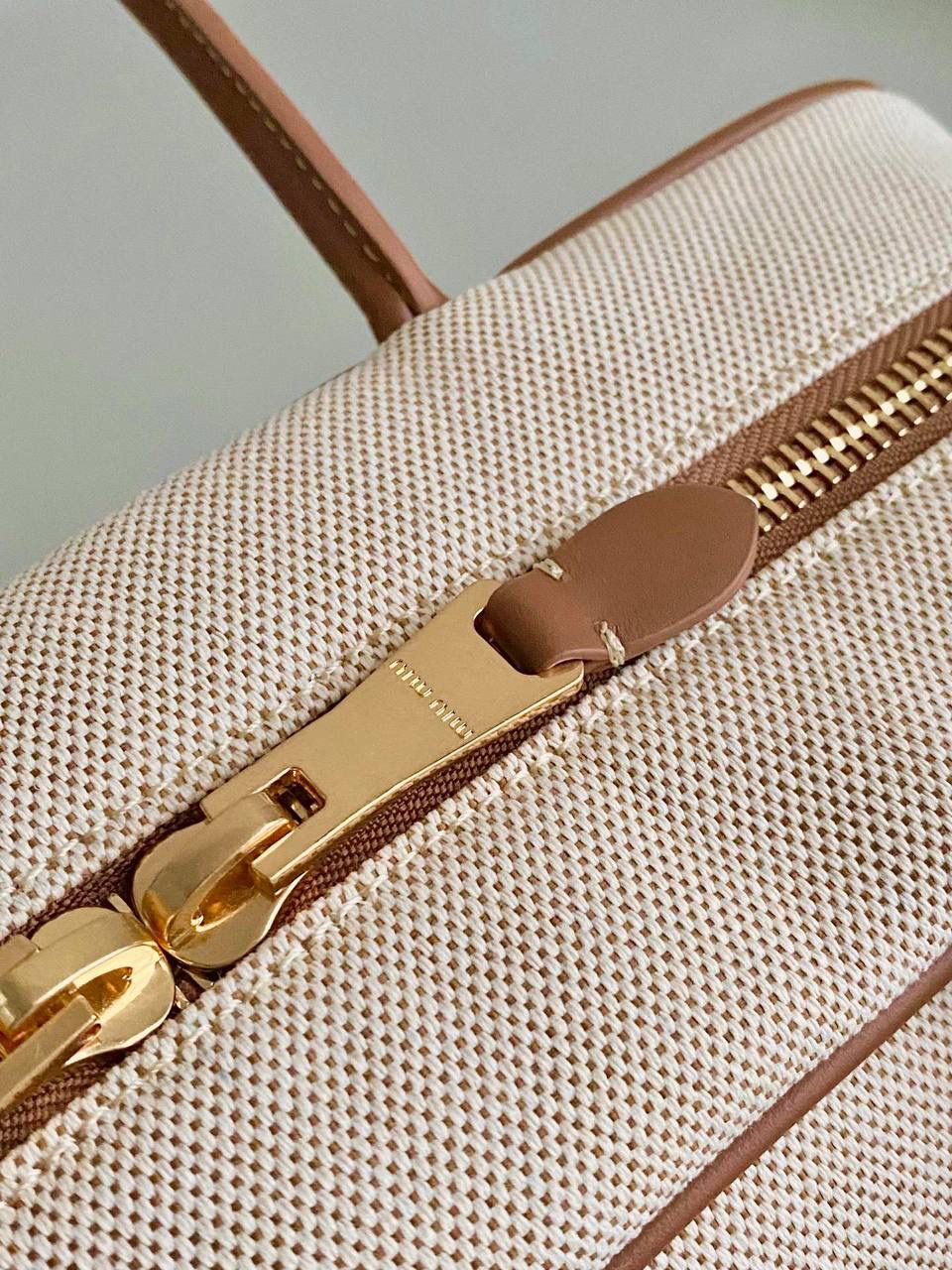 🈶帆布白 𝗠𝗶𝘂𝗠𝗶𝘂公文包 | 无肩带 爱上miu的快乐 就是不断创新 不断惊喜 公文包造型从纯色到拼皮再到帆布 每一版都能打 能爆，真的杀疯了 23×34×10cm，#F0020m