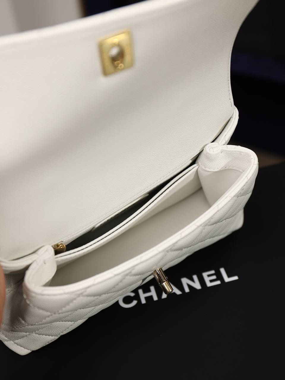 新coco handle小号白色荔枝纹💞👜 和CF一个渠道的尾单货，拿过的都不用多介绍啦！新款驾到！独家渠道货！ 尺寸:14 X 24 X 10cm