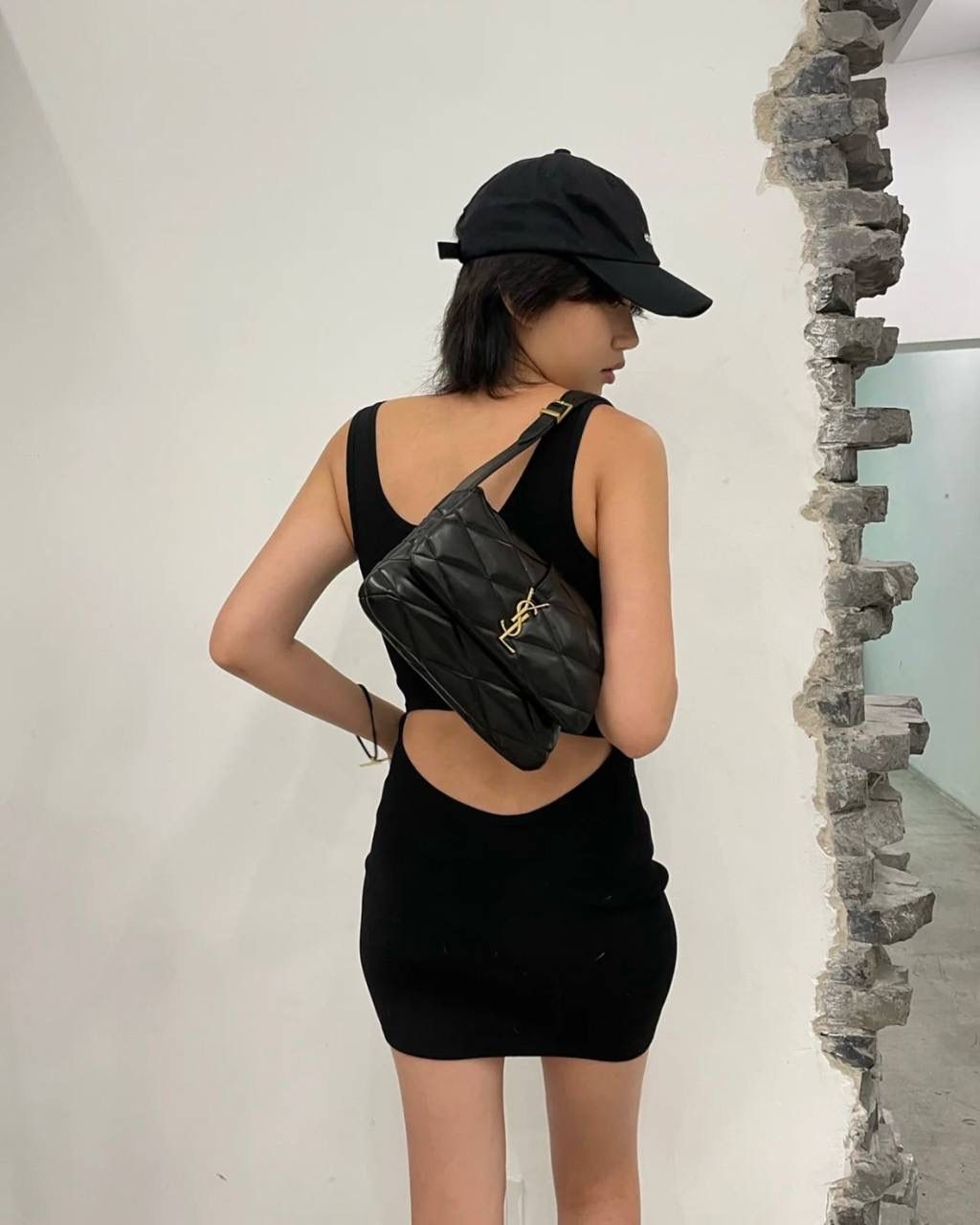 ys1 le57绗缝菱格羊皮腋下包黑色🖤 这么多腋下包中最火之一！ 它优雅又复古，而且显得很有女人味 slp的设计师是懂女生的 小羊皮软软蓬蓬的，好像棉花糖 我真的很爱这种软乎乎手感的包儿 特别是冬天，摸着很治愈～ ZP开发➕原厂羊皮➕全铜五金⚠️ 爆款细节一定要正确❗️ 24×18×5.5cm691450m 24×18×5.5cm691450m