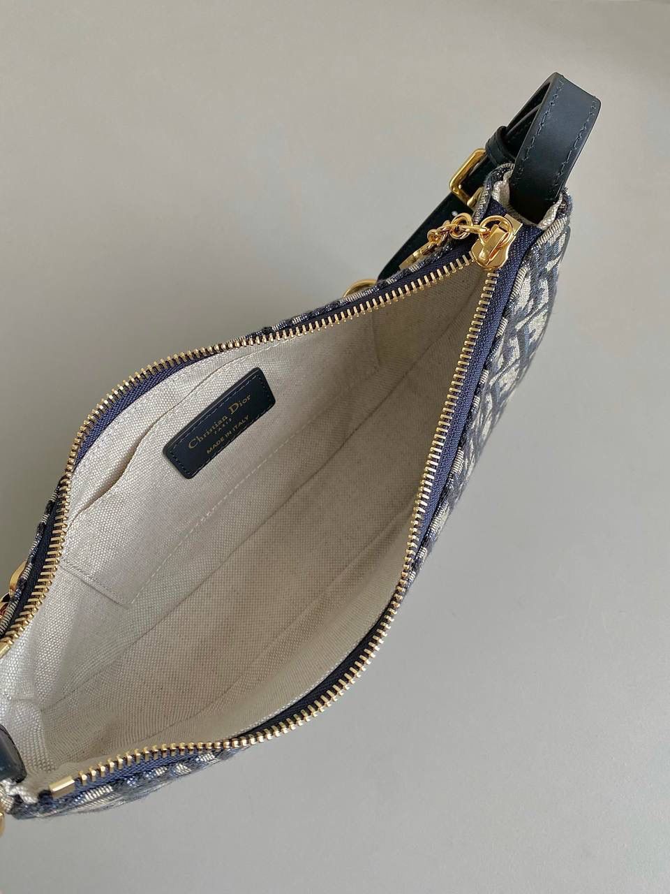 🈶𝗗𝗜𝗢𝗥 𝗟𝗼𝘂𝗻𝗴𝗲 腋下包 经典老花布料➕月牙包型，好好看 复古法式优雅感真是直接捏住我的命脉！ 链条珐琅扣金属衔接皮革，还能调节长度 冬天衣服穿多也完全不用担心会卡住腋下了 肩背多一分温柔，手拎潇洒自如，自重很轻 内容量日常物品放进去还有多余的空间 找不出一丝缺点来，越精简的款式反而背越久 26×15×5.5cm，#6225m