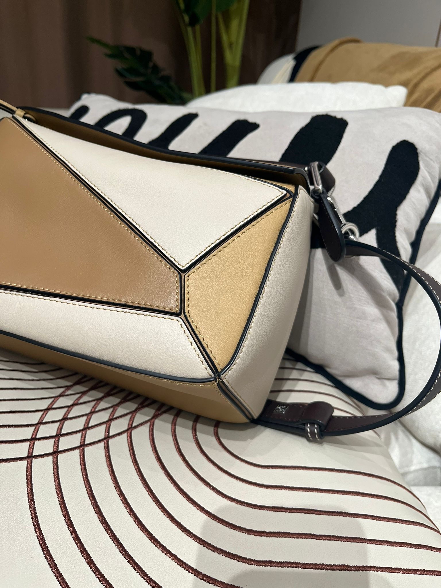 Loewe puzzle small calfskin  100%Authentic ,95%new  ✅ booklet ✅dust bag