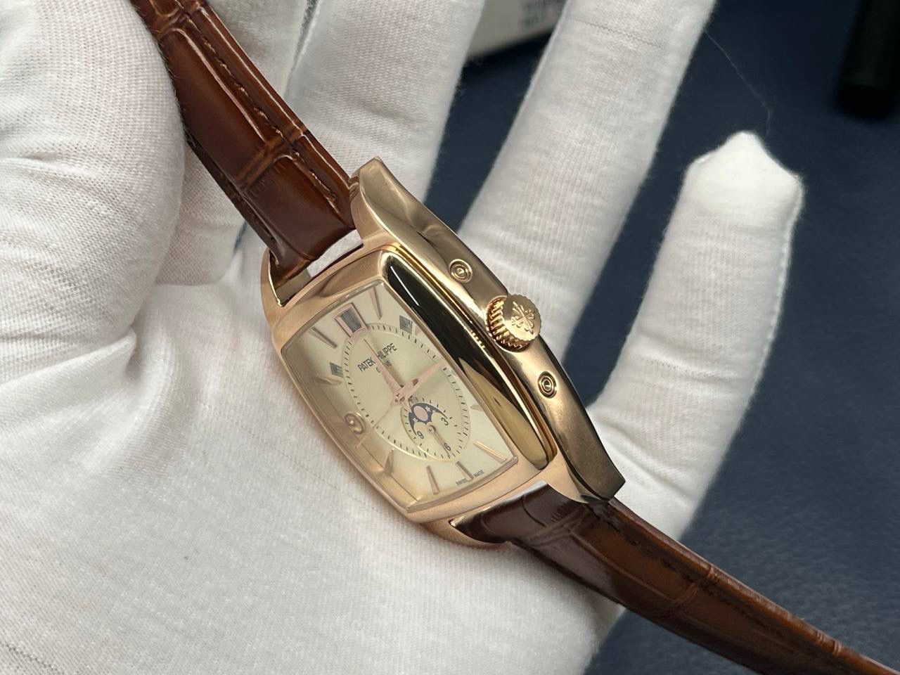 TW百达翡丽复杂多功能系列5135G--010重磅登场，迄今推出的首款Nautilus复杂腕表，以超复杂的工艺技术打造休闲运动腕表。 1⃣️小身板大能量：尽揽以下功能∶12点位日历功能 10点位星期功能 2点位星期功能 6点位24小时。所有功能都可正常使用。 2⃣️机芯采用版Cal.240自动上链机芯，在实现外观的逼真前提下，功能一并完美诠释。 3⃣️改装大师独立制表人，倾情参与定制改装表盘颜色，给予独一无二的腕表增添有趣的灵魂！