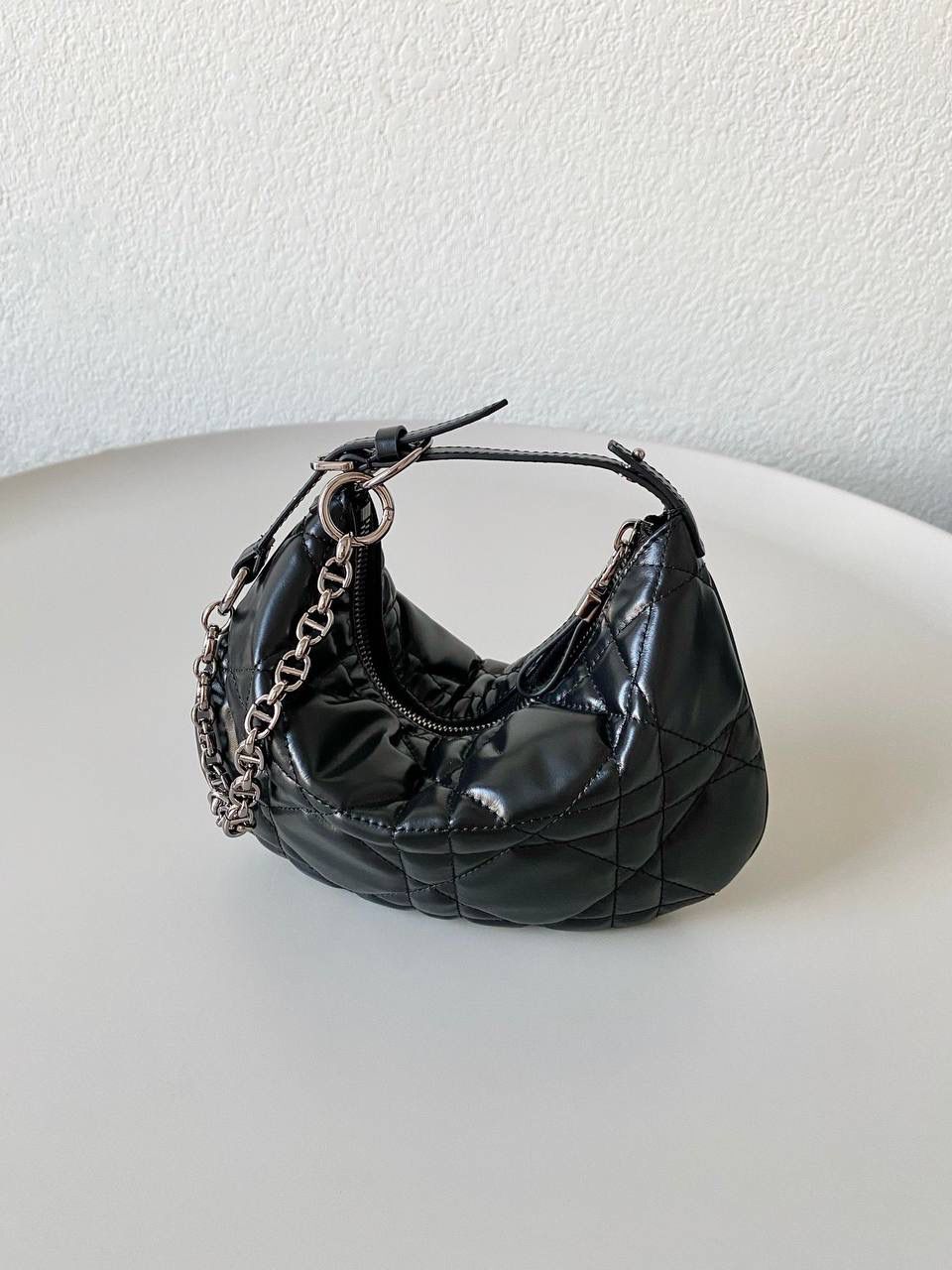 🈶黑枪 𝗗𝗶𝗼𝗿 𝗰𝗮𝗿𝗼系列的郁金香手袋 我的新包有魔法！超级好玩的 还是超大藤格纹小牛皮，柔软质感 最惊喜的是在肩带链条上的灵活性 抽提搭扣法瞬变郁金香花苞形状 可可爱爱！手拎手提，随意切换腋下背 法式时髦感很强啊，一只上身超绝的小包 25×16×2.5cm，#7101m