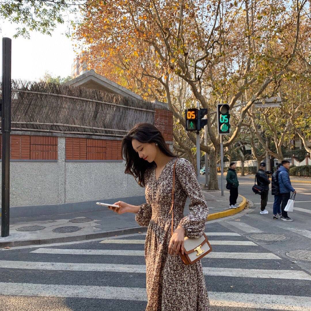 🔥大货实拍图 𝗖𝗘𝗟𝗜𝗡𝗘 ♥ 𝗧𝗥𝗜𝗢𝗠𝗣𝗛𝗘 𝗕𝗢𝗫 型号：191242 中号尺寸：22.5*16*7cm 小号尺寸：18.5*14*6cm 凯旋门自发行以来就一直火的一塌糊涂，最开始的老花到纯色到帆布，这只帆布真的太好看了，超级清新！