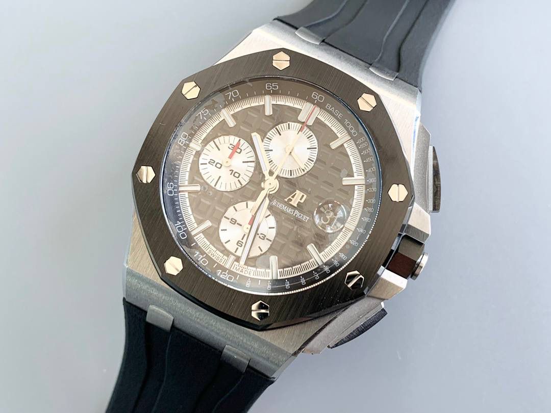 表盘以爱彼经典的大格纹为背景，一个个层次分明的方格排列，经过完美的打磨，将尽善尽美体现得淋漓尽致。三点位的日历表盘，在蓝宝石玻璃凹透镜的作用下，TPE扩大效果与原版一般无二。每一根大小表针，无论从各个角度来看都没有出现毛刺现象，这一点解决了大部分强迫症表友一直存在的烦恼！刻度与表针中间部位都采用瑞士进口夜光粉，每一个个体都做到手工填充，均匀饱满度是机器填充远远比拟不了的，亮度与发光颜色与原版几乎一致！机芯方面采用7750改3126的计时机芯，十二位的小秒，六点位和九点位的12小时计时与30分钟计时，完美的还原了原版的所有功能，经过JJF团队的精密打磨，大大提升了7750基础机芯的稳定性，缓解了一直以来计时机芯款式空有其表的尴尬现象！做到无可挑剔，堪称天花板级别，欢迎广大表友品鉴！