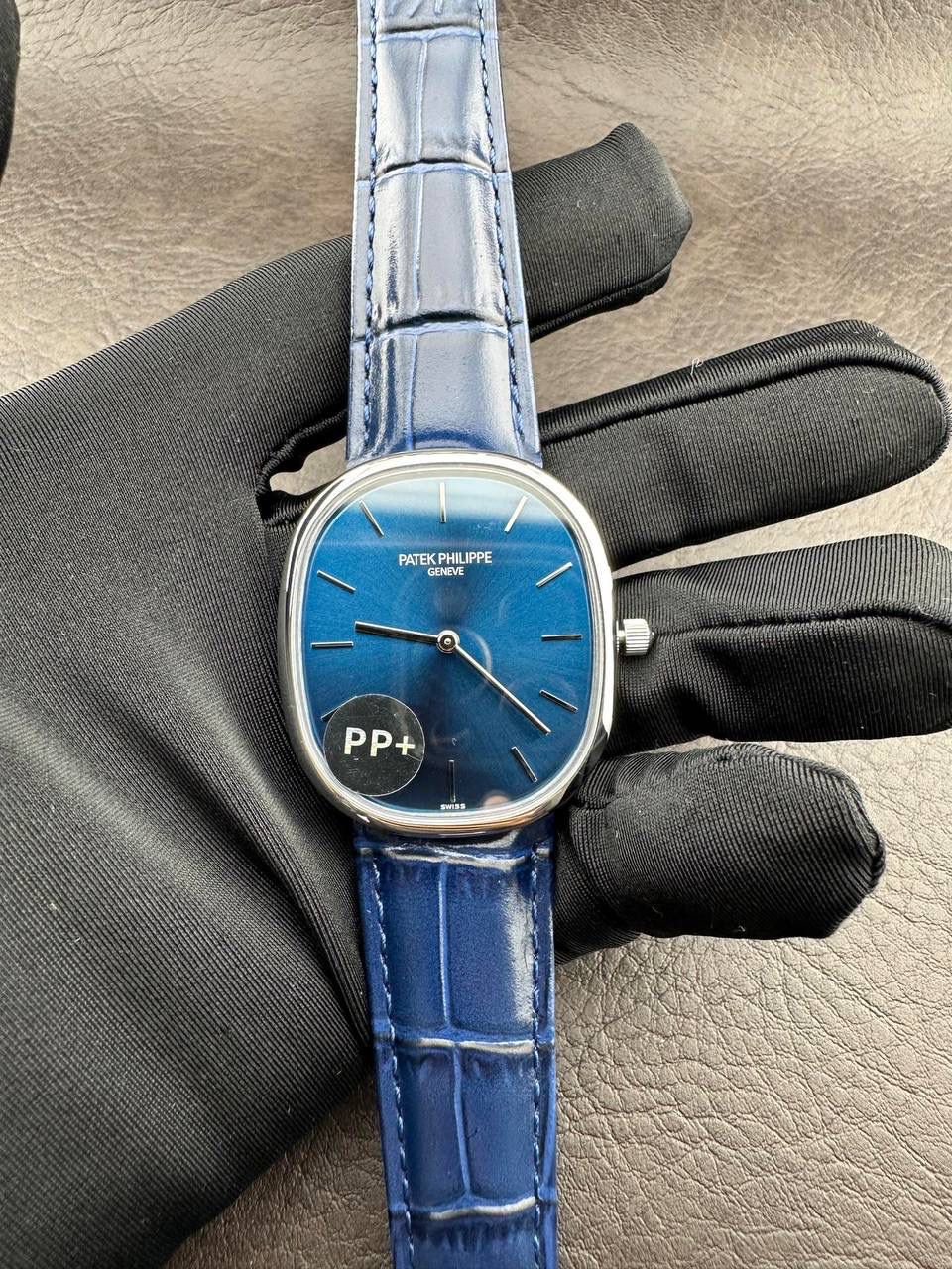 PP➕ Factory2025新品首发｜百达5738系列 68克配重版 复刻经典，更胜经典——GOLDEN ELLIPSE 黄金椭圆腕表重磅登场！ ✅ 黄金分割美学重塑：遵循1:1.6181经典比例，34.5MM×39.5MM椭圆表径搭配7.7MM纤薄厚度，复刻古典韵味与佩戴舒适度。 ✅ 316L精钢表壳：介于圆形与矩形之间的别致椭圆轮廓，还原原版线条张力，质感细腻出众。 ✅ 3D立体云贝母表盘：专属浮雕打印工艺，折射神秘深邃光泽，告别市面暗淡平庸款，上手自带高光。 ✅ 定制进口小牛皮表带：21X16尺寸对版原配，搭配同型椭圆表扣，与表壳设计遥相呼应，贴合手腕更显格调。 ✅ 9015精准机芯：走时稳定精准，兼顾实用性与耐用性，日常佩戴无压力。 PP➕不做“远观款”，只为呈现最接近原版的真实佩戴体验——从细节质感 to 上手触感，每一处都经得起近距离审视，让经典韵味在腕间完美延续！