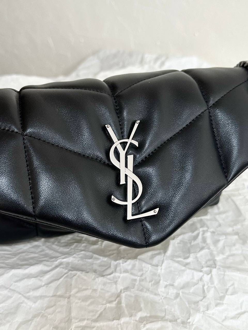 小号黑银👽 ys1 loulou puffer绗缝羊皮包 每家每户都有出个软绵绵的云朵包 它能从中脱颖而出有它的道理 特别洋气千金风，上身是真好看！ 小羊皮手感也软乎乎的很舒服 自重轻容量大～ 通勤日常都no problem☺️ 29×17×11cm577476m