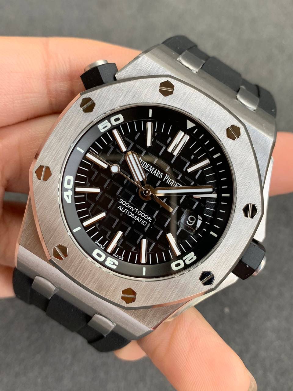 爱彼AP15710王者归来！励志要把钢表爆品细节做到最好！🔥💯腕表尺寸42mmX14.1mm！1.最强表壳打磨，地表最佳，舍我其谁，成本暴增，只为最像；2.最强机芯夹板打磨，特调色18K玫瑰金自动托颜色；3.最人性化的可松动头粒缓冲区域，确保吻合原装设计；4.最立体和最工整的盘面“饼干纹理”保证和正品一模一样：5.最持久的夜光和对的最齐的内应刻度，ZF直击重点，大家再也不用为此头痛；6.最硬螺丝，而且螺丝凹槽是月牙形状和正品一致；7.最接近原装的指针，切面锋利整齐无毛刺；8.最接近原装日历放大镜，通透性市面最强；9.最强蓝宝镜面通透感官，并镀有防眩晕增透镀膜；【机芯】采用ZF独家定制版AP.CAL.3120机芯，功能稳定，外观最像‼️‼️
