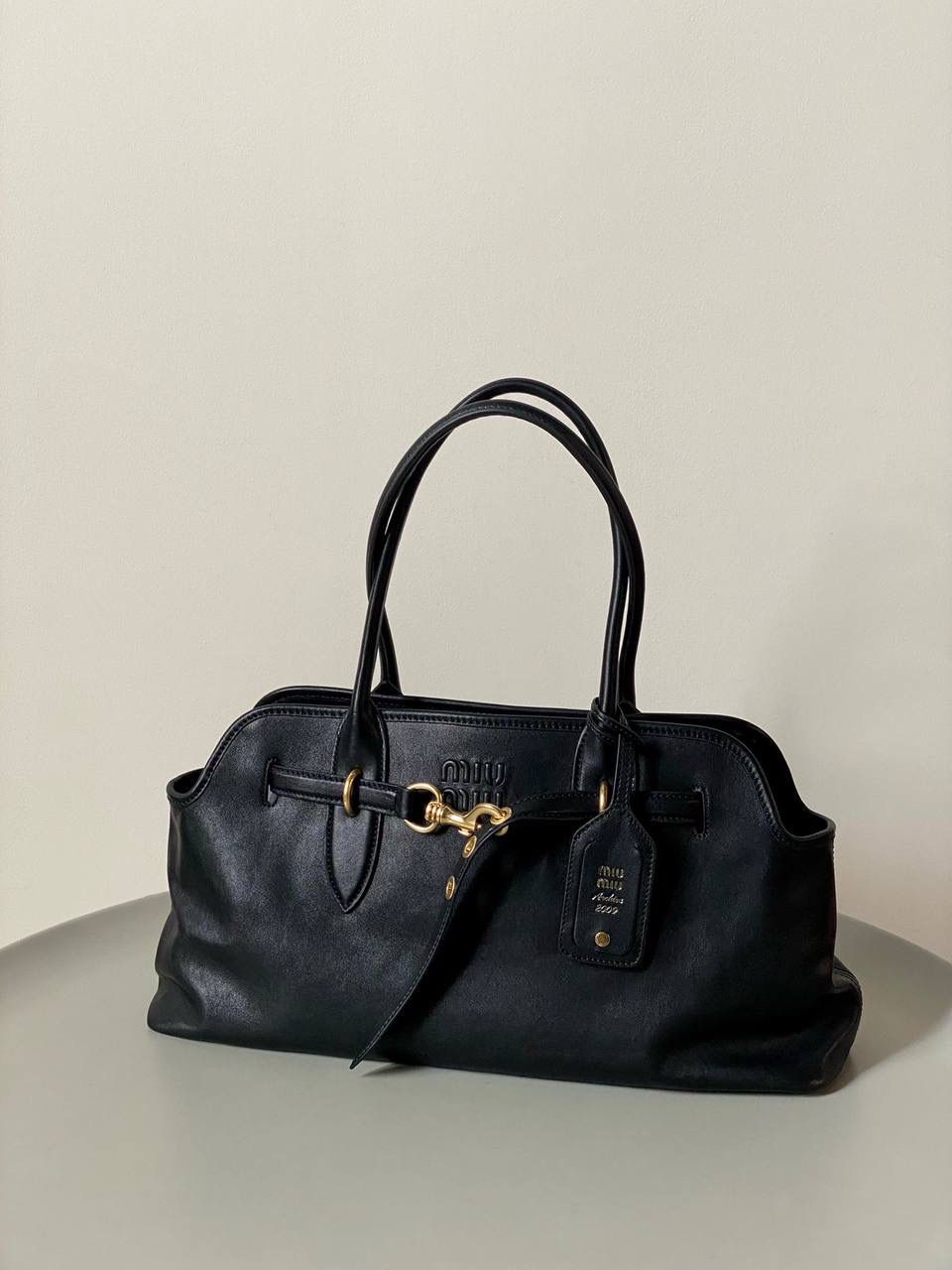 🈶黑色色 𝗠𝗶𝘂𝗠𝗶𝘂 手提包·横版 这只Aventure我要夸爆它！ 绝对是公文包中的颜值天花板 这款有多难买不用多说，绝对的断货王 酷酷的慵懒感洋气且时髦 还有一丢vintage感，超有调 上班通勤，日常出街都超出片 22.5×44×14.5cm #F0023m