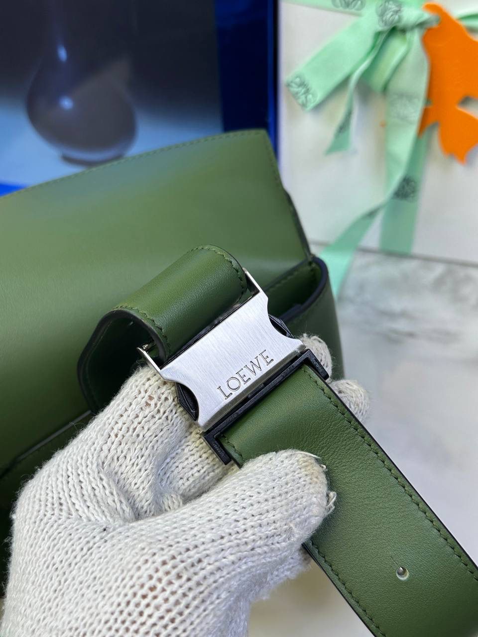 ⭐️最新升级版𝟮.𝟬-𝗣𝘂𝘇𝘇𝗹𝗲腰包⭐️ （森林绿🌳到货‼️） 尺寸：𝟮𝟰-𝟭𝟬.𝟱-𝟭𝟲𝗰𝗺 款号：052343 👉🏻长方体形状和精确的切割技巧创造出Puzzle 腰包以及独特的几何线条成为 “Loe罗家”的著名代表作~ 👉🏻金属搭扣开合，刻有标志logo徽标，可调节肩带，翻盖大容量插袋和一个外部拉链口袋，🐂柔软细腻napa小牛皮，正品Ykk五金，Anagram压纹，人字纹棉麻帆布内里 👉🏻（男女♀♂同款）大小非常合适。胸包、背包、单肩、斜挎 腰包五种背法任你解锁🔒 👉🏻 （独家背景➕独家品质➕独家包装➕独家控制对版细节📦➕精致全套礼盒套装❤️） 重点：让你花最少的钱💰体验最大的仪式感❤️