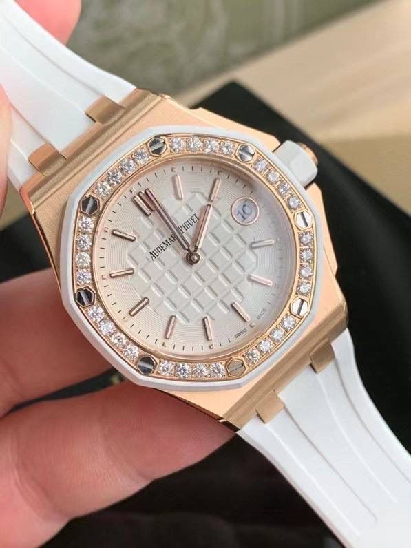 🚀全网独家新款，官网已停售 爱彼女款，皇家橡树离岸型，原装瑞士石英机芯、37表盘、厚度11.1毫米，原装进口防尘表带，反炫光处理蓝宝石水晶玻璃、包18K玫瑰金镶钻，32颗VV S足反南非真钻、精美绝伦、37表盘男女通杀！数量不多、手快有手慢无！