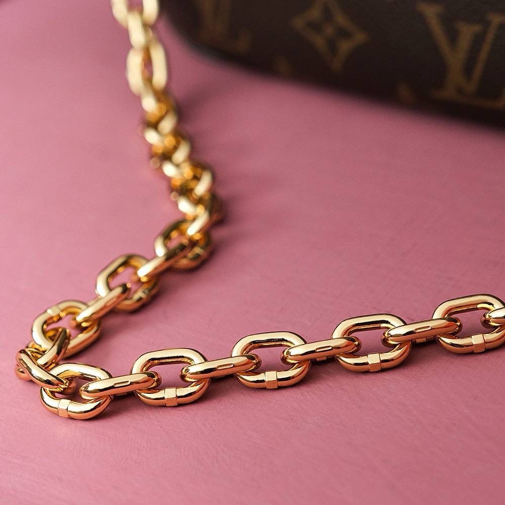 𝐩𝐨𝐜𝐡𝐞𝐭𝐭𝐞 𝐚𝐜𝐜𝐞𝐬𝐬𝐨𝐢𝐫𝐞𝐬系列 👜✨ ❒ 尺寸:23.5*13.5*4𝐜𝐦 ❒ 经典著作大麻将改版，麻将包的原著风味简约大气，便携的背法，升级后的容纳量更是满足了女生出行必备物件分区的容纳量，内里加配隔层！ 小而轻巧，搭配链条的外观，让人眼前一亮，妥妥的封神款！ 又是一款大爆款法宝系列，设计造型真的相当𝐲𝐲𝐝𝐬!❤️❤️