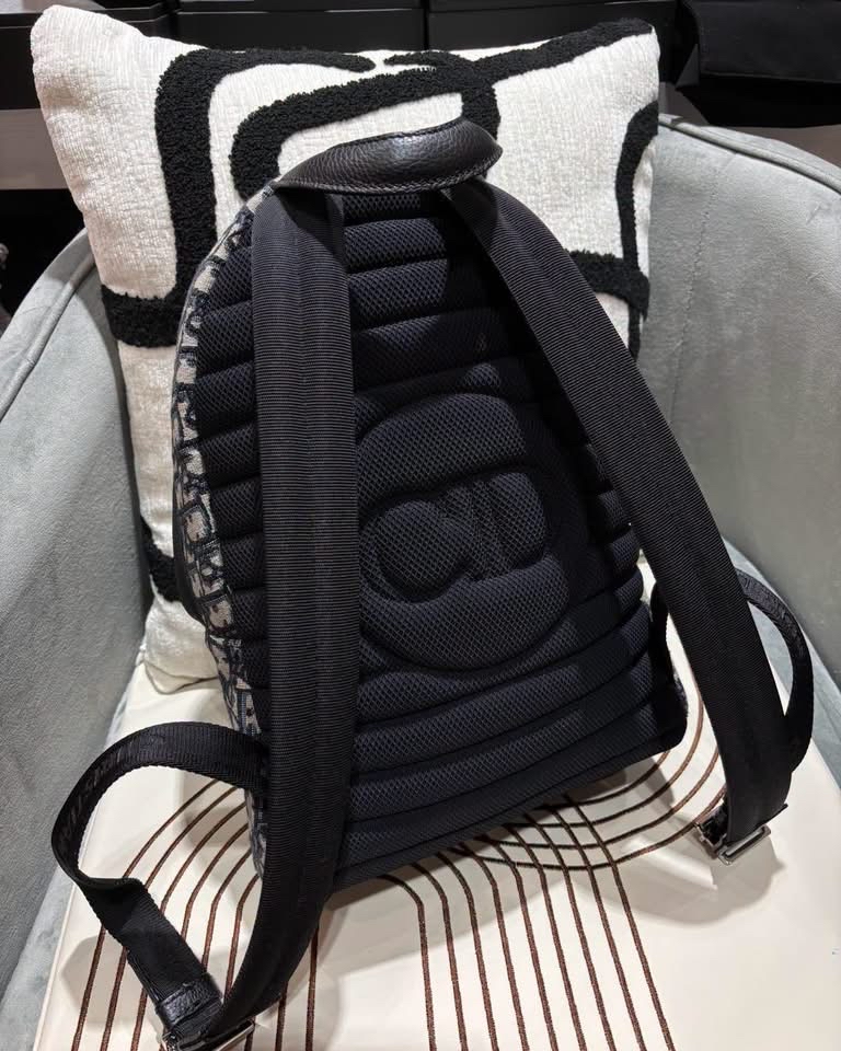 Christian Dior Oblique backpack 100%Authentic, 98%New  ✅證書✅Dust bag 