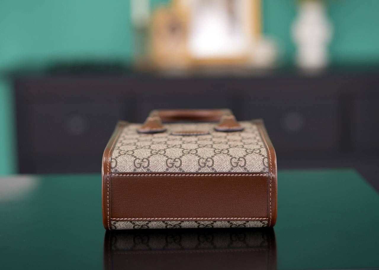 🥯GG Retro系列迷你托特包 棕色16cm 正品售价,500 这款𝐓𝐨𝐭𝐞 𝐌𝐢𝐧𝐢真的巨好看， 强势复古风实力回归， 超赞的高容纳量，看似小巧而精致， 日常出街的高颜值单品，可以说是超级实用！ 调节的肩带设计， 手拎，肩背，斜挎都非常棒~ 官方款号 671623 尺寸：16x20x7cm